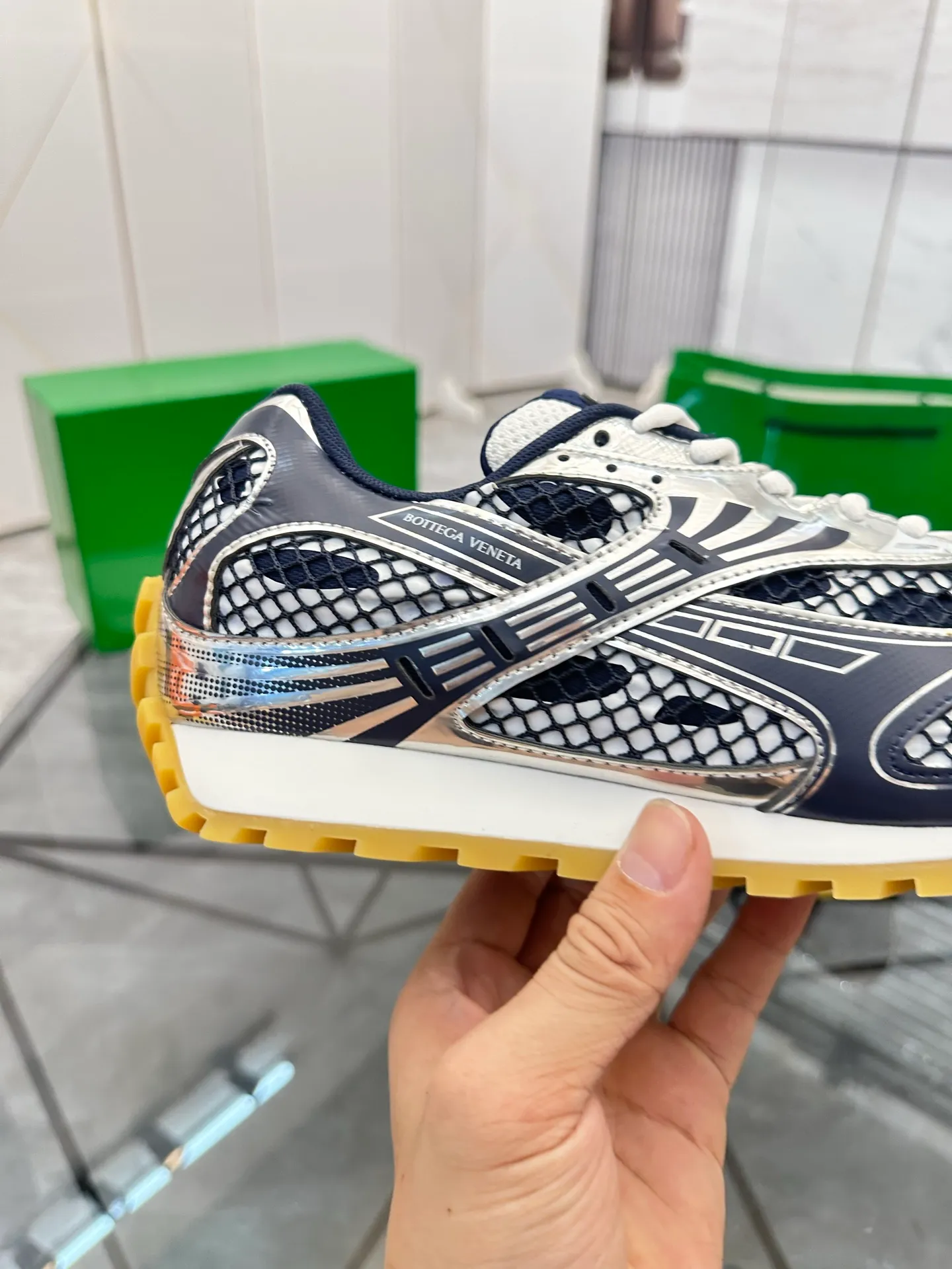Factory men's shoes 💰: 620💰 (top version) BV Orbit sneakers Wang Yibo's same style couple's dad shoes Runner sneakers, made of lightweight technical mesh fabric. Matched with geometric pattern designed rubber outsole Wang Zha series high version Look for the package craftsmanship The actual height is much higher, but the legs are still slim. Very nice and playable and durable Matching to the standard 💯 Package shoe technology Look for the high version The outsole is made of color-blocked TPU outsole Women's model 35 36 37 38 39 40 41 (40 41 customized) Men's model 38 39 40 41 42 43 44 45. (Customized size 38 45.46) No. H345